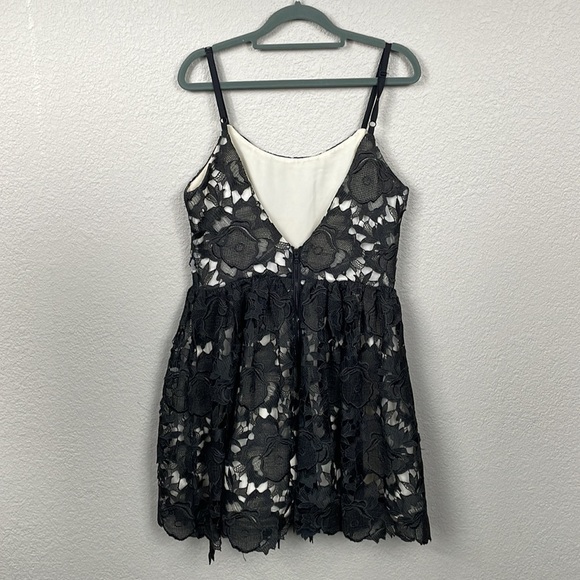 Rare Alice + Olivia Guipure Embroidered Lace Dress Fit Flare Mini Black Cream 8 - Picture 5 of 15